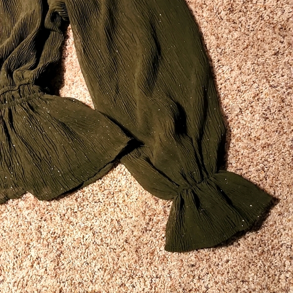 3/$30 NWT green blouse with keyhole back - Picture 2 of 3